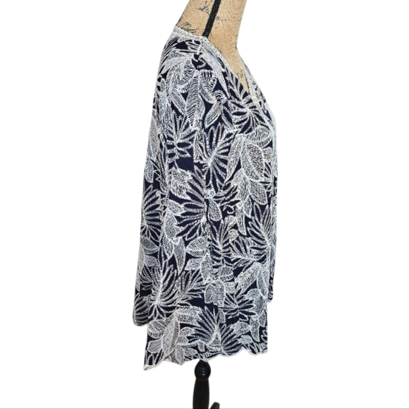 Solitaire Elegant Blue and White Embroidered Leaf Pattern Top Plus Size 2X New - Picture 2 of 6